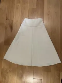 m*c様 ホワイト フレアスカート ひざ丈のサムネイル