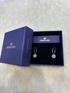 美品❣️スワロフスキー　クリスタル　ピアスのサムネイル