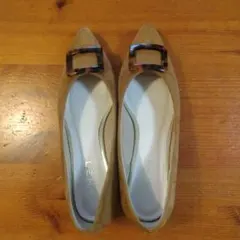 スウェード調　ベージュ　パンプス　バックル