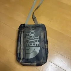 THE NORTH FACE ショルダーバッグ カモフラ柄のサムネイル