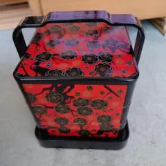 重箱 赤地黒花柄のサムネイル