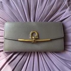 フェラガモ　長財布　ガンチーニ　付属品あり　ダークベージュ