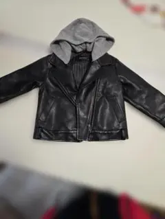 黒のライダージャケット風フード付き