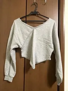 グレー クロップドオフショルダーセーター