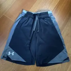 ジュニア用　UNDER ARMOUR バスケットボールショートパンツ 黒/グレー