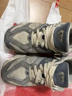 New Balance 9060 グレー スニーカーのサムネイル