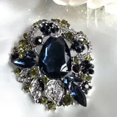 ブローチ　花モチーフ ネイビー×イエローグリーンのストーン　ビジュー付き