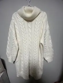 ホワイト ケーブルニット タートルネック