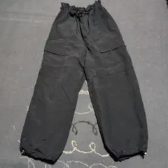 黒のカーゴパンツ ウエスト調整可能