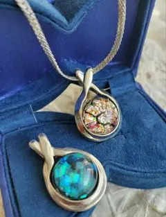 ブルー系、マルチカラー系グリッター入り シルバーカラー ネックレス