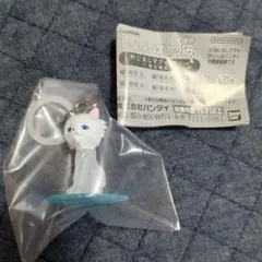 しょんぼり猫　めじるしアクセサリー　白猫　ガチャ