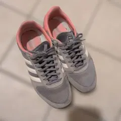 adidas グレー/ピンク スニーカー