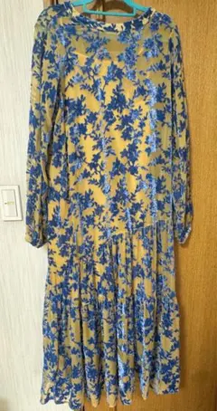 花柄の長袖ドレスのサムネイル