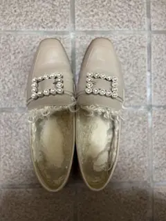 Diana ビジュー付きベージュローファー