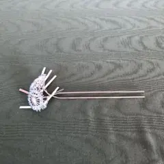 花形の金属製髪飾り　二本