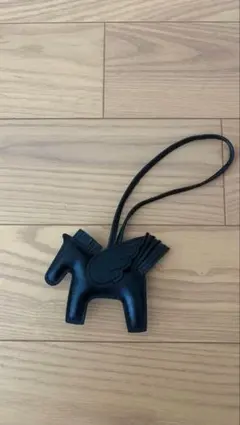 モダンな黒　飛躍と守りの象徴 ペガサスチャーム１点　馬年ラッキーアイテム