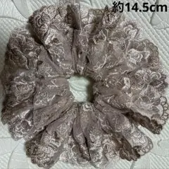 ハンドメイド ♡シュシュ フリル ピンクベージュに花の刺しゅう入りチュール