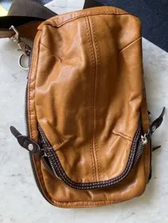 ブラウン ボディバッグ 皮革 2ポケット