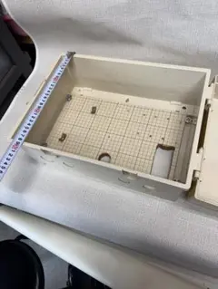 プラスチック製ボックス 蓋付き クリーム色　中古