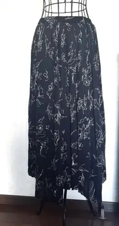 【Rewde】ルゥデ アシンメトリー プリーツ ロングスカート 黒×白 花柄のサムネイル