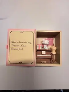 マリーちゃん本型フィギュア