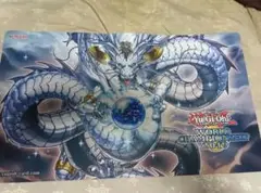 WCS 2025 プレイマット CAR ② WCS2025 アナハイム カーシーン スタジャンピカチュウ プレイ