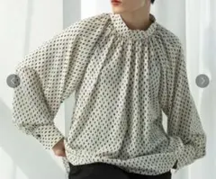 オペークドットクリップ　幾何柄ドットのハイネックギャザーボリュームブラウス