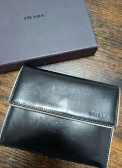 PRADA 二つ折り財布 ブラック 本革 レザー 箱付きのサムネイル