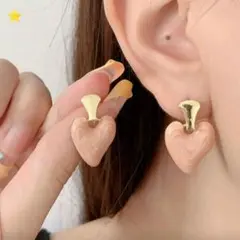 ピンクハート型ピアス　カジュアル　エレガント　個性的　フェミニン　ガーリー