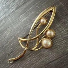 葉デザインのパール風ブローチ☝˃̵͈̑ᴗ˂̵͈̑❤