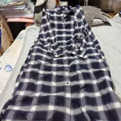 ネイビーとホワイトのチェック柄シャツ