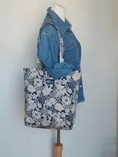 ボタニカル柄 花柄　肩掛け 大きめトート（マチ10cm）ダークネイビー