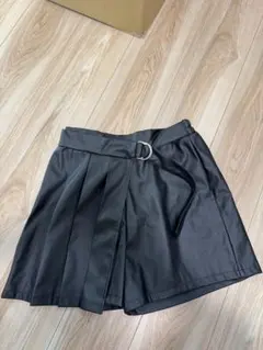 黒い合成皮革プリーツスカート