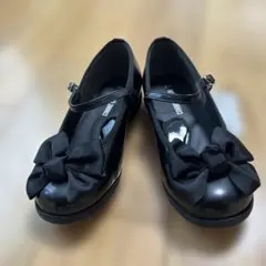 新品未使用☆コムサイズム　黒リボン付エナメル調　ワンストラップシューズ17㎝