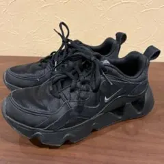 NIKE RYZ ブラック　シルバーロゴ　23.5 スニーカー