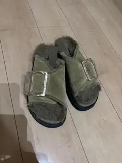 MOHI ビッグベルトファーサンダル　カーキ　23.5cm