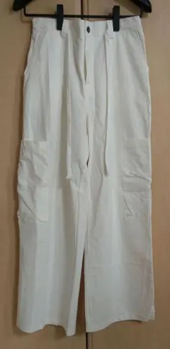SHEIN　ホワイトカーゴパンツ（レディース）