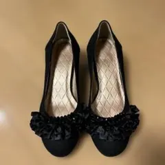 フリル付き黒スエード風パンプス