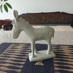 グレーの陶器製馬の置物