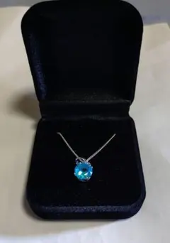 鮮やかな青色のストーンが特徴のペンダントネックレス