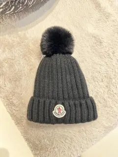 ブラックポンポン付きニット帽