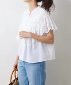 ✨定価2.8万円✨ビアズリー　ギャザーレースブラウス　ホワイト　スカラップ刺繍のサムネイル