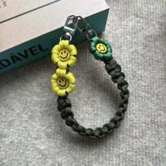 パラコード　ハンドスマホストラップ　☺︎ニコちゃん☺︎ お花　ハンドメイド