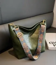 PUレザー　ショルダーバッグ　グリーン　斜めがけ 軽量