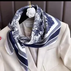レディース人気スカーフ　新品　ネイビーとホワイトの花柄スカーフ　ボタニカル