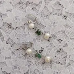 淡水真珠と天然石エメラルドのクリップイヤリング　バロックパール　イヤリング