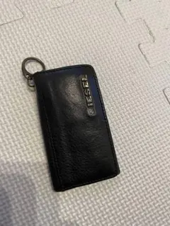 DIESEL ブラックレザーキーケース　黒　ゴールド　金