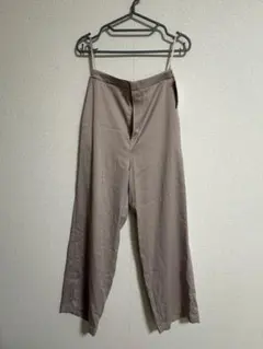 UNIQLO サテンリラックス　ストレートパンツ　グレーベージュ