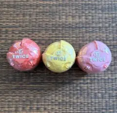 TWICE カプセルトイ 3個セット 赤 黄色 ピンク