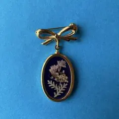 押し花デザインのブローチ